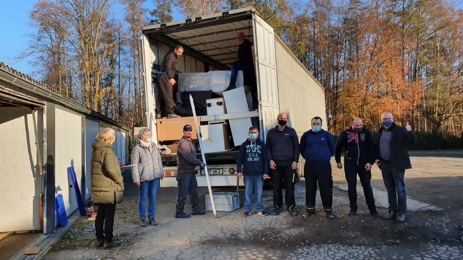 Foto: Das Team bestückt den LKW in Kamen