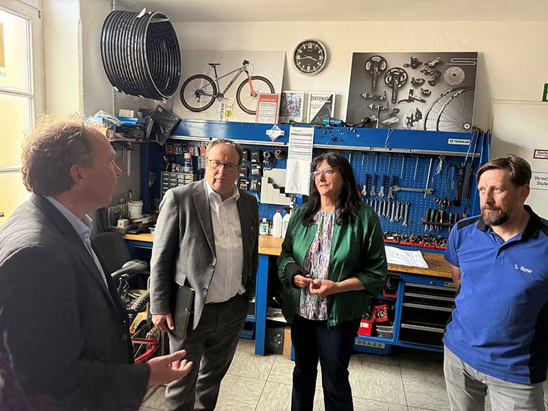 Oliver_Krischer_und_Elke_Kapen_im_Gespraech_mit_Stefan_Rose_gallerie